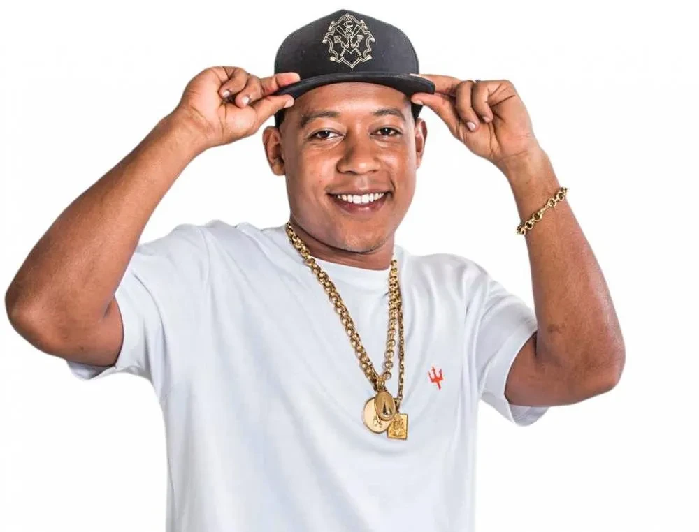 Cantor baiano MC 7Kssio passa por cirurgia no fêmur e deve ir para a UTI
