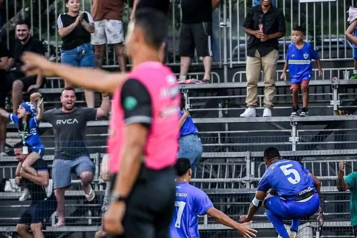 Árbitro confirma gol, termina o jogo e anula logo após