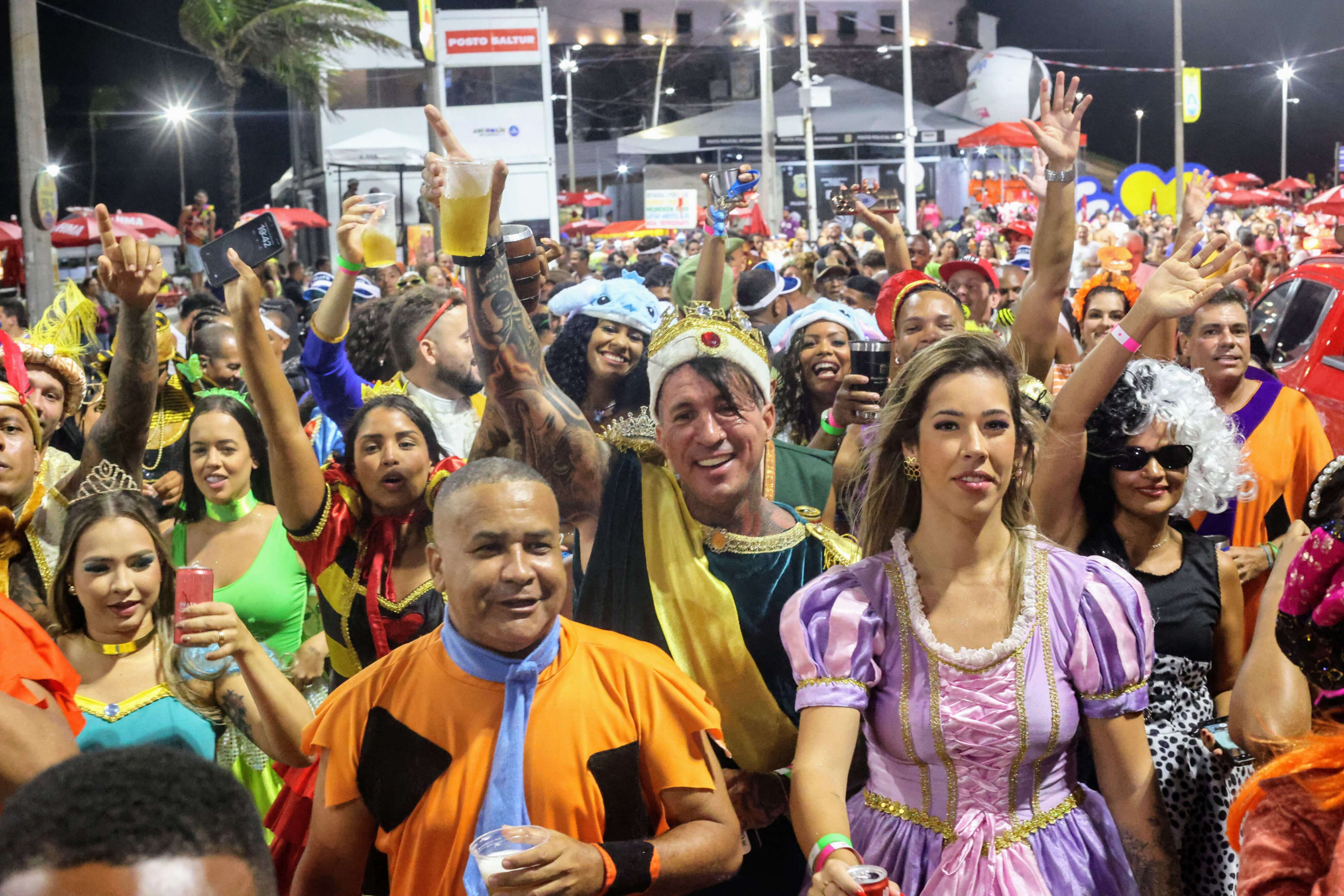 'Parei de beber, não de mentir': bloco da Fazenda Grande do Retiro chama atenção com fantasias da Disney