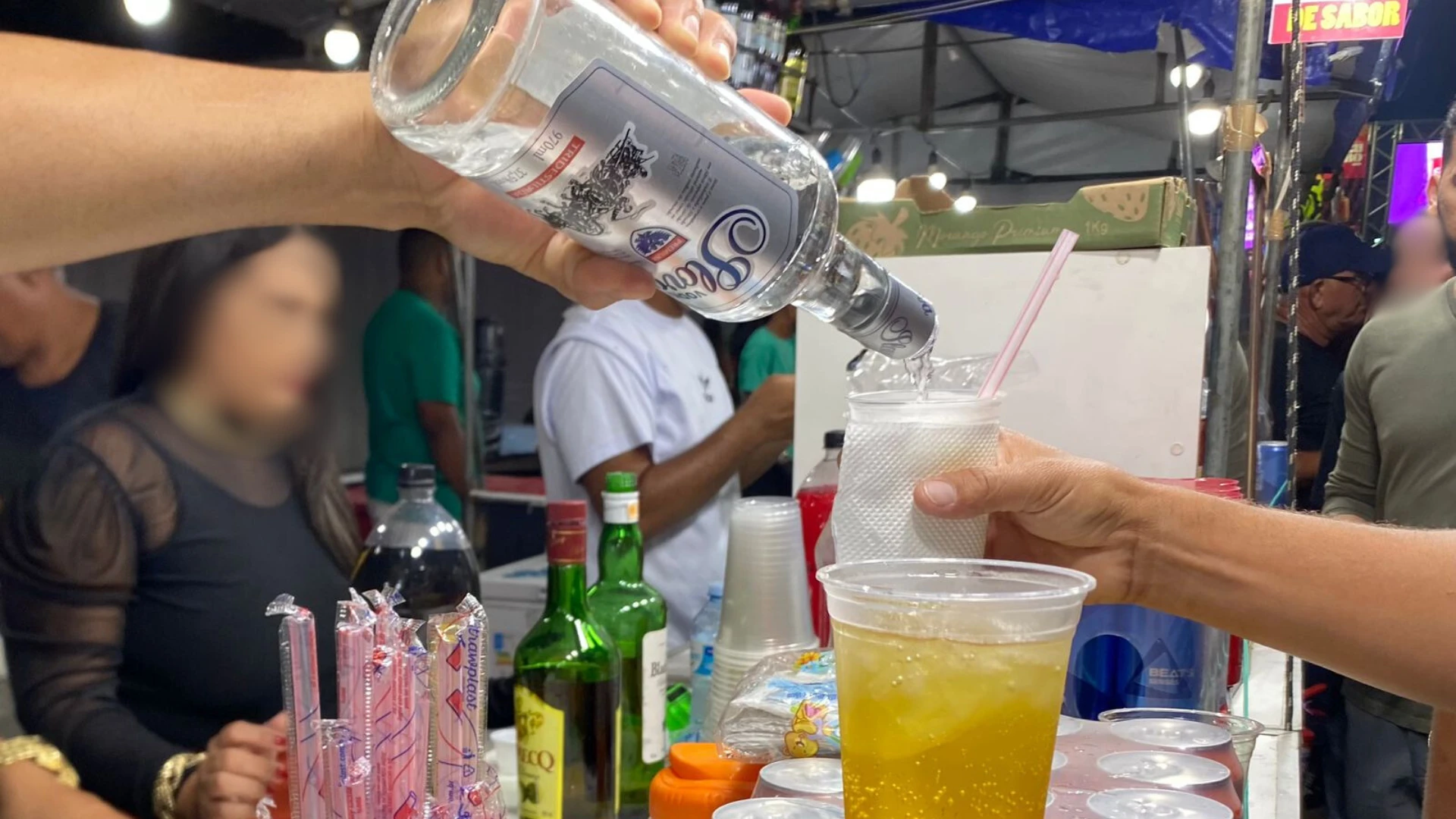 Risco de intoxicação por metanol divide o consumo de bebidas em festa tradicional de cidade baiana