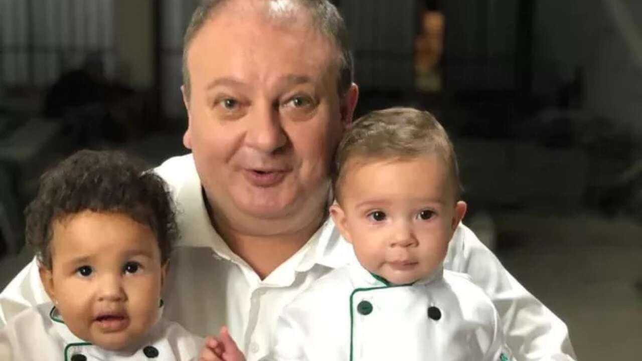 Erick Jacquin se derrete mostrando filhos gêmeos na escola e choca web com rápido crescimento