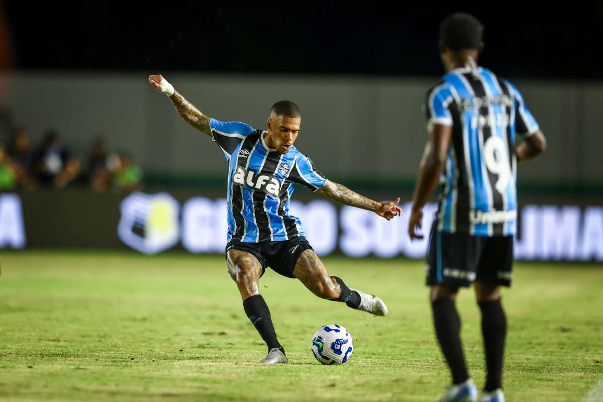 Após sair do Vitória, Lucas Esteves é criticado por torcedores do Grêmio em estreia