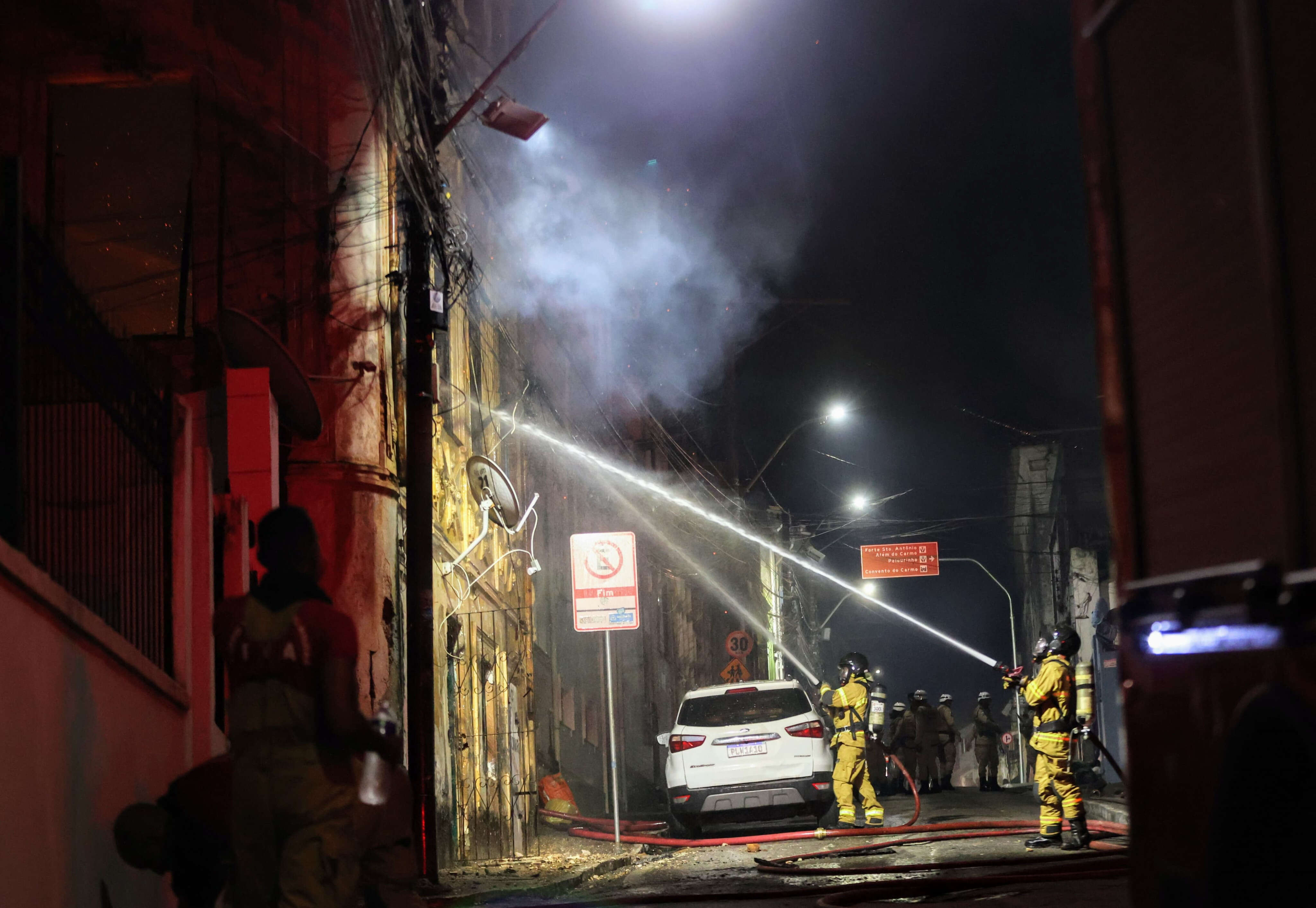 Famílias de baixa renda viviam em casarão destruído no Santo Antônio: 'Saí com a roupa do corpo'