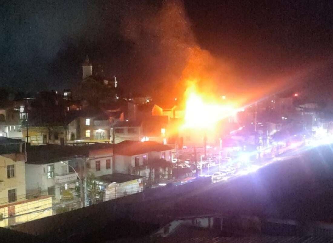 Casarão pega fogo no Santo Antônio Além do Carmo