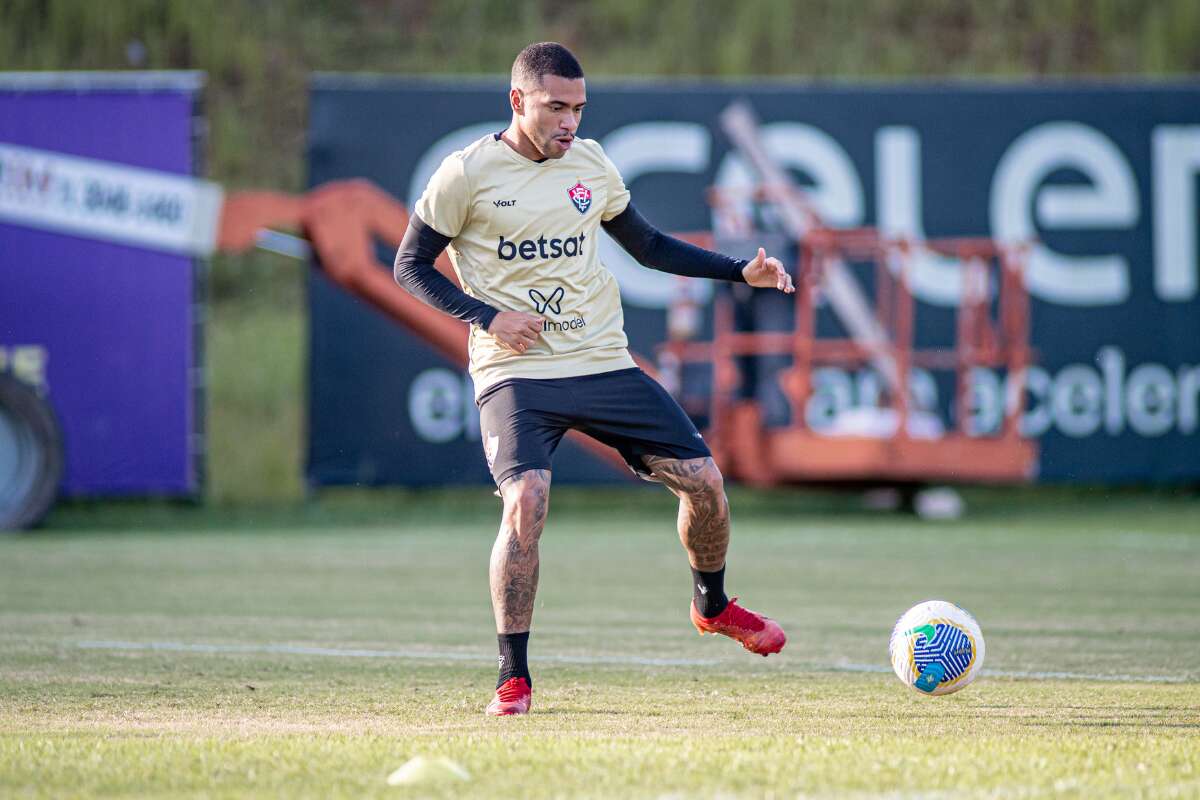 Em disputa com o Vitória, Lucas Esteves não treina e fica próximo de saída