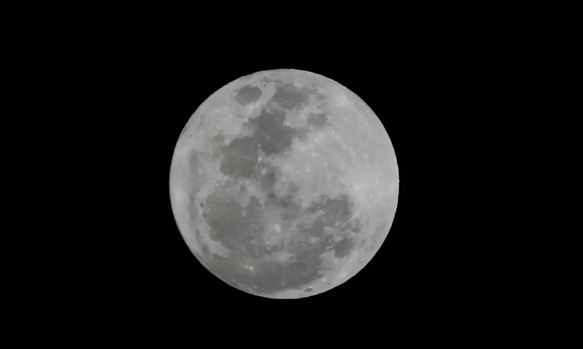 Superlua promete espetáculo no céu e emoções intensas para Áries e outros signos; veja horário do fenômeno