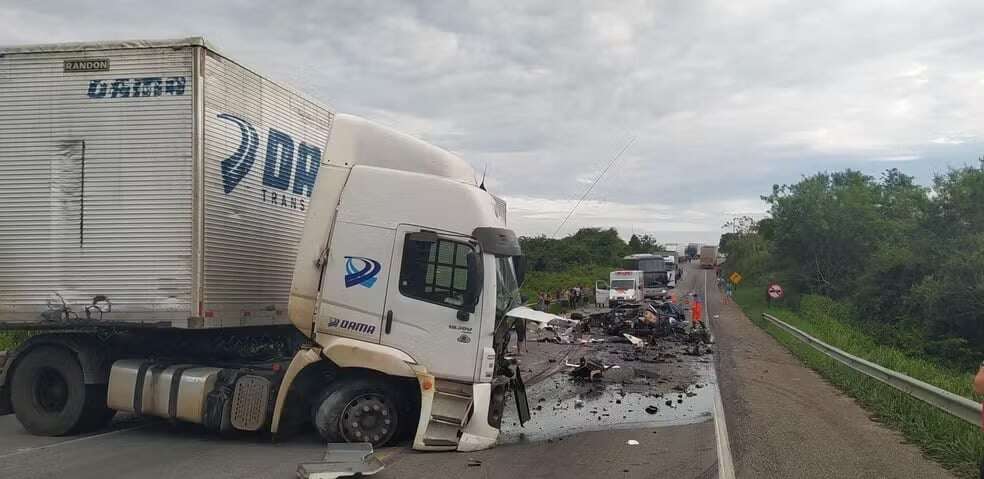 Cinco pessoas morrem após acidente entre carro e caminhão no sudoeste baiano