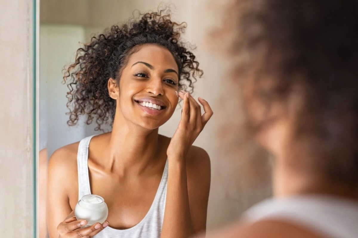 Guia do Skincare para Pele Negra: Como tratar oleosidade e evitar manchas escuras