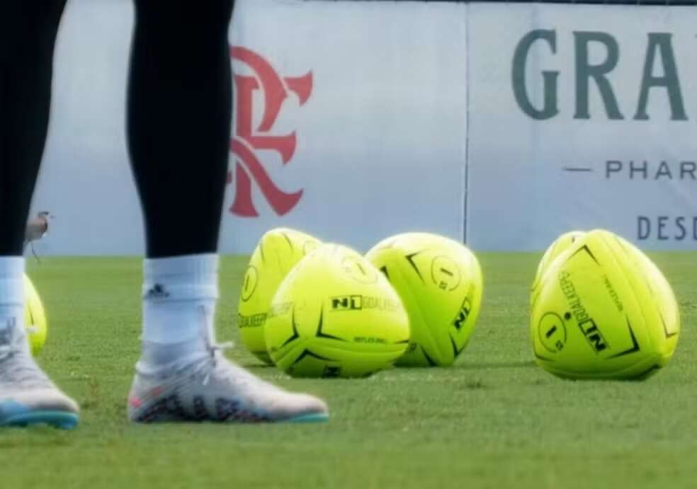 Flamengo treina goleiros com bola triangular que desenvolve reflexos; conheça a Reflex-Ball