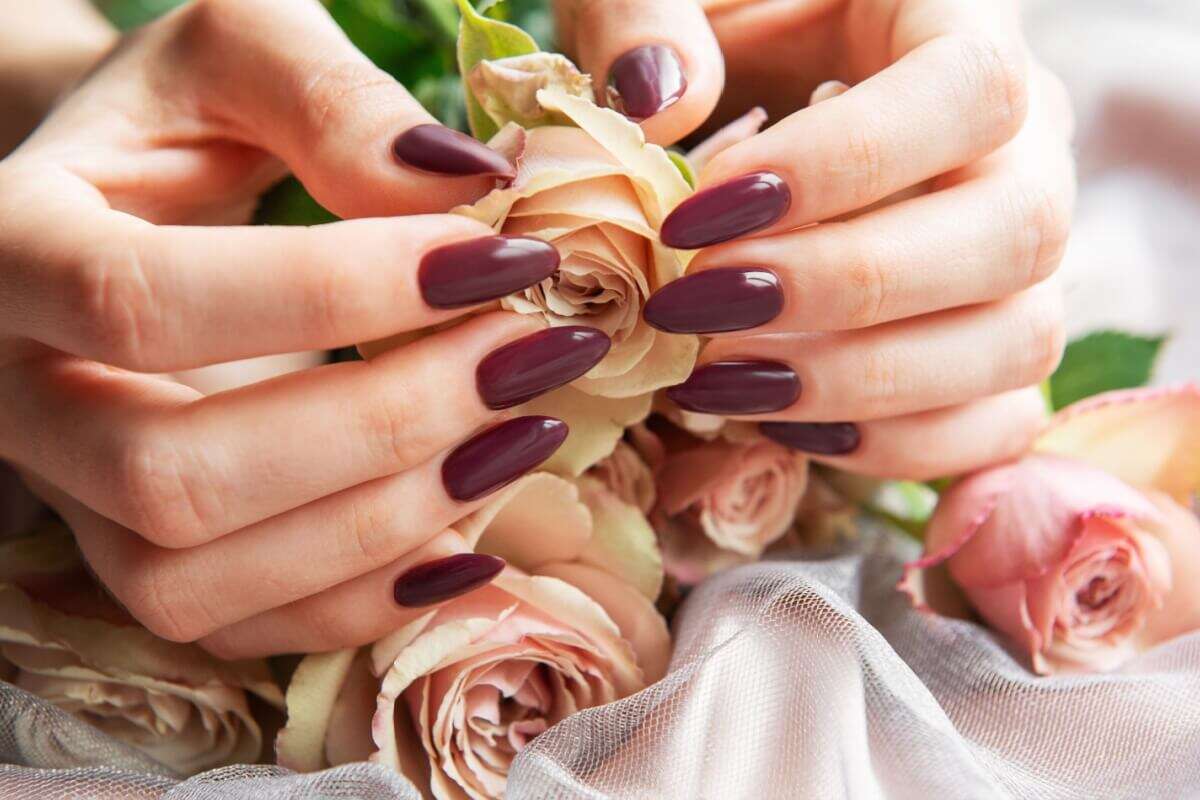 4 alongamentos para unhas que caíram no gosto das brasileiras