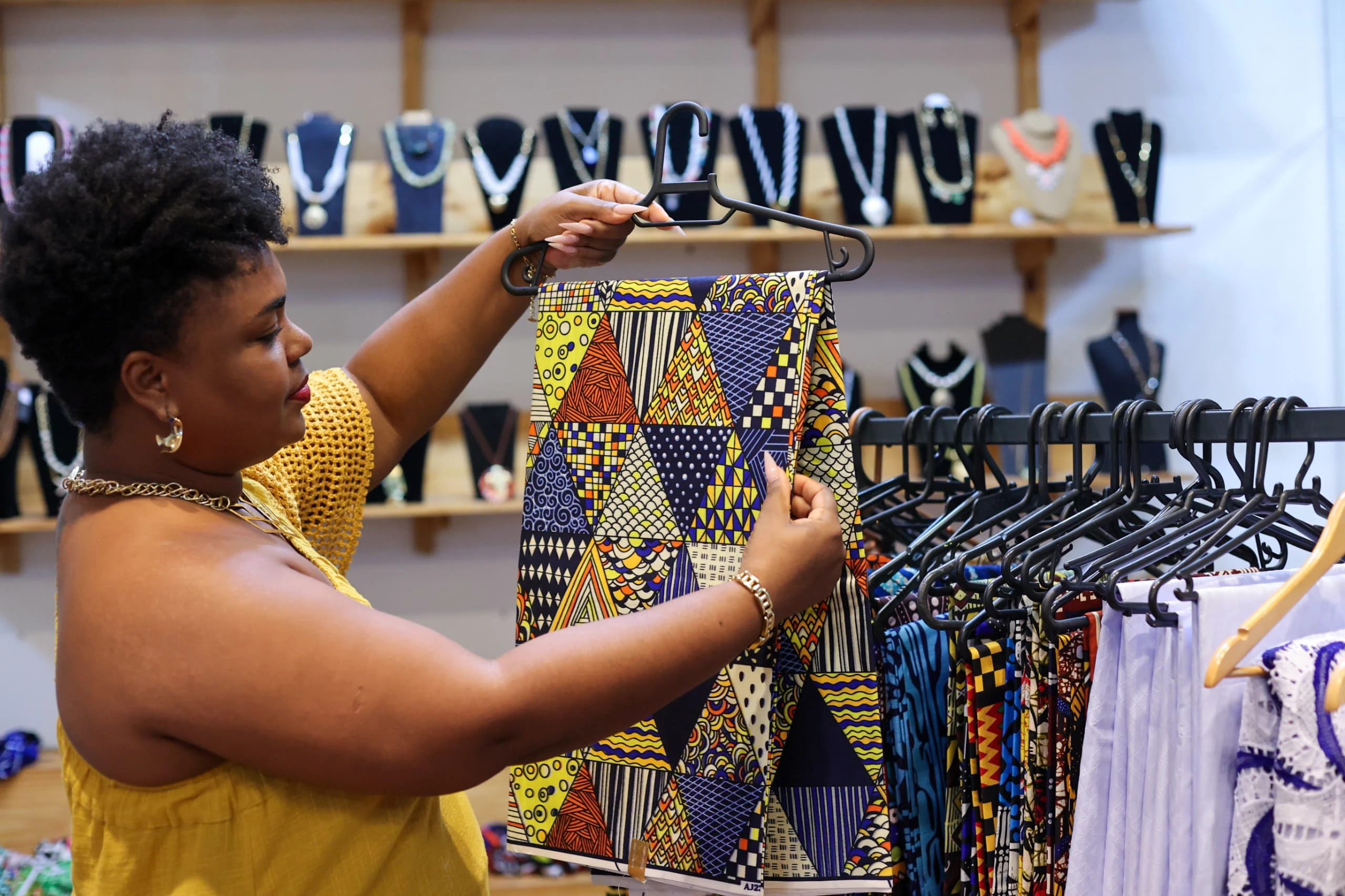 Loja em shopping de Salvador reúne 100 empreendedores negros para impulsionar marcas