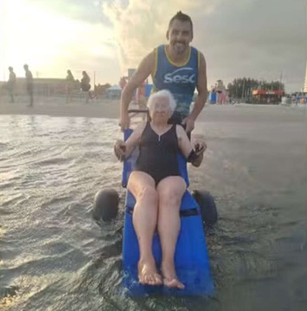 Idosa vence medo e toma 1° banho de mar prestes a completar 100 anos: 'Foi uma emoção enorme'