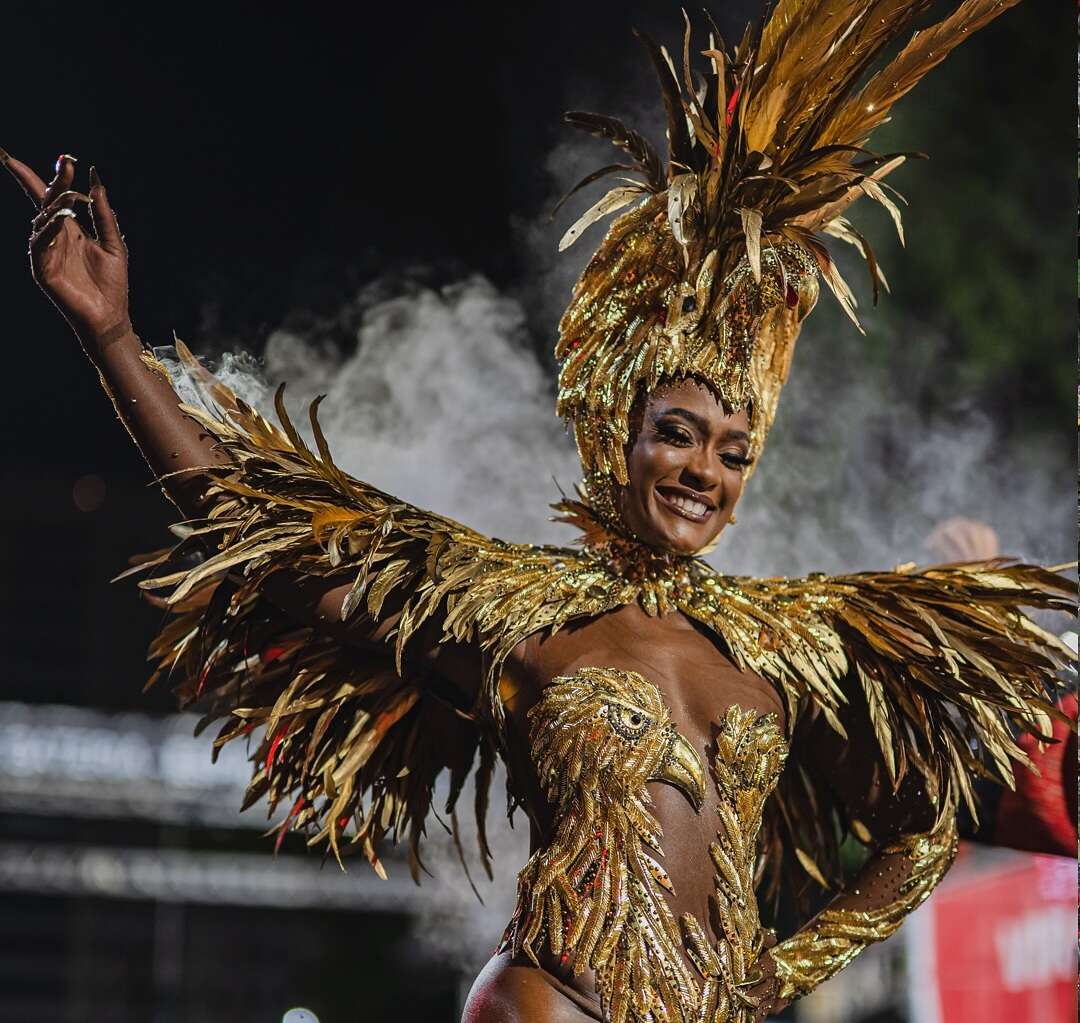 Erika Januza desabafa após deixar posto de rainha de bateria da Viradouro: 'pediram o cargo'