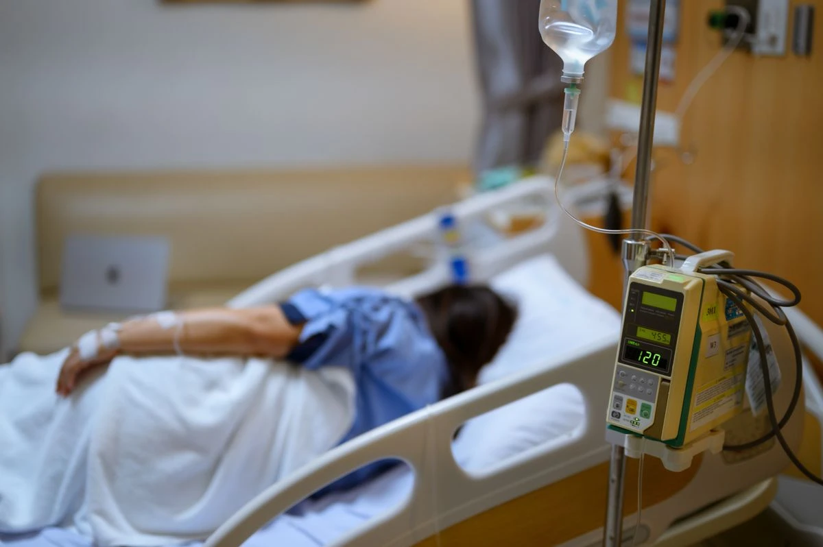 Operadora de caixa salva vida de médica que se engasgou em cafeteria de hospital