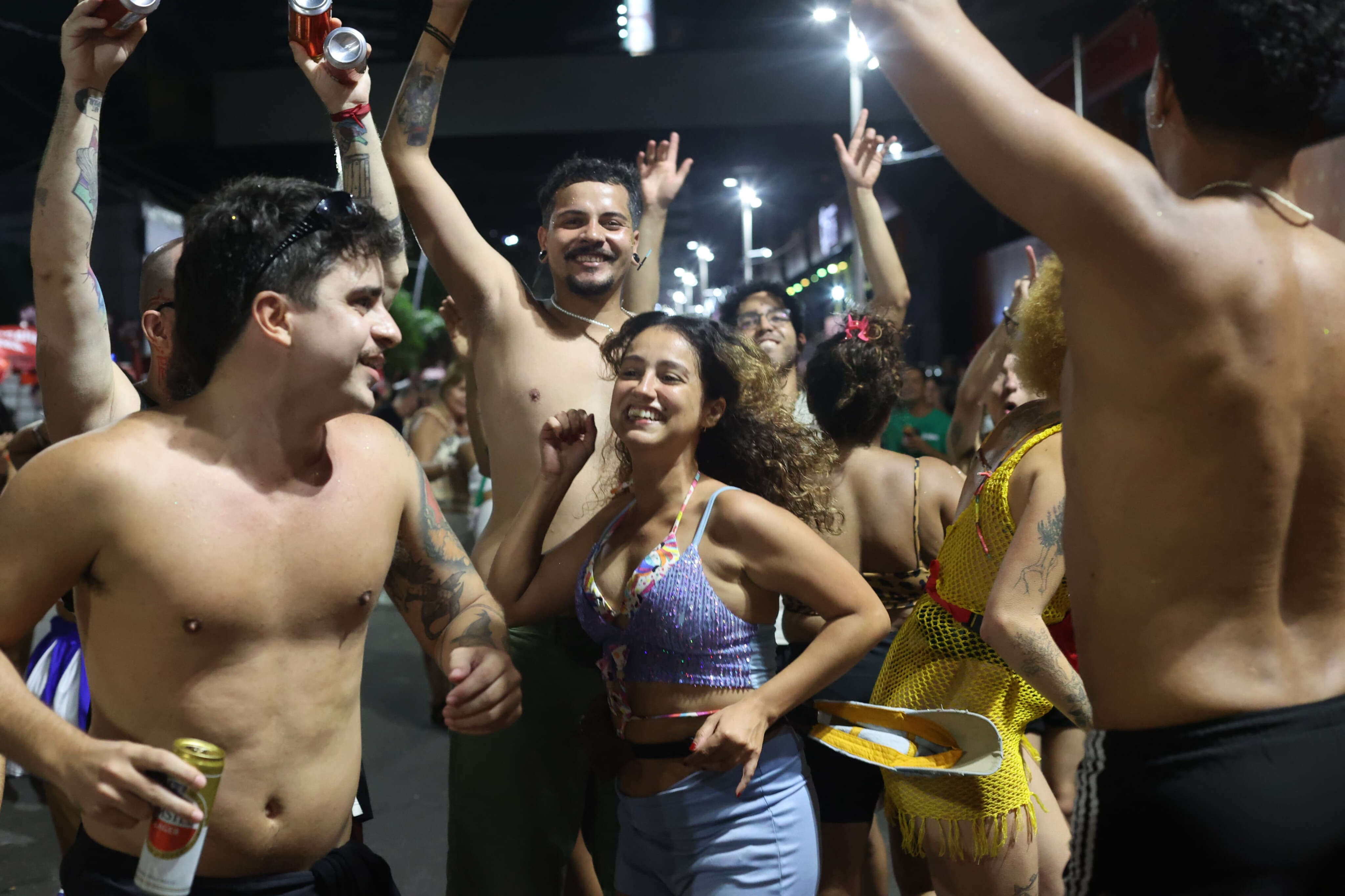 Mingau de cachorro e treino todo dia: foliões dão dicas de como aguentar maratona de Carnaval