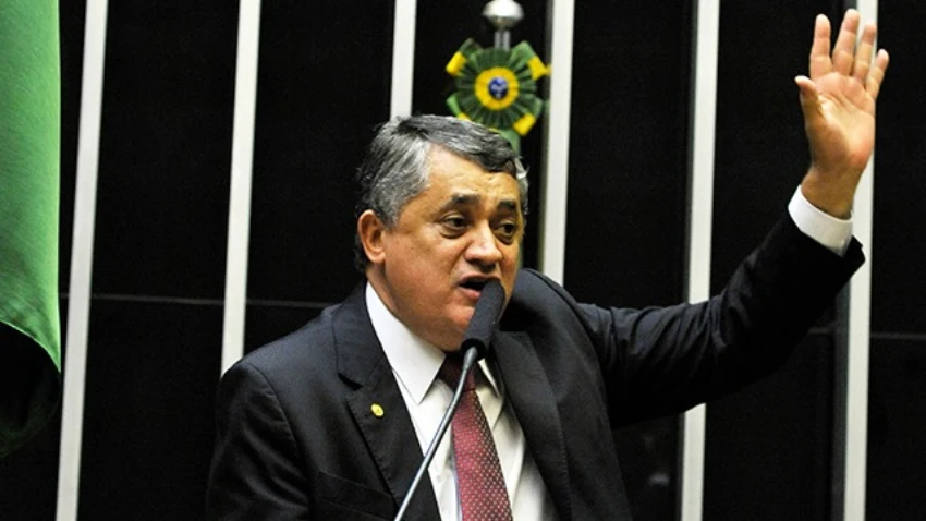Líder do governo Lula é internado e passará por cirurgia no coração