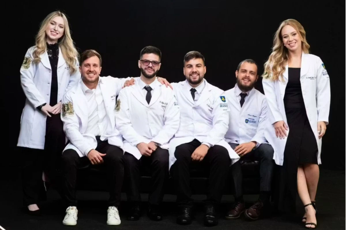 um feito! Seis primos se formam na mesma turma de medicina; confira
