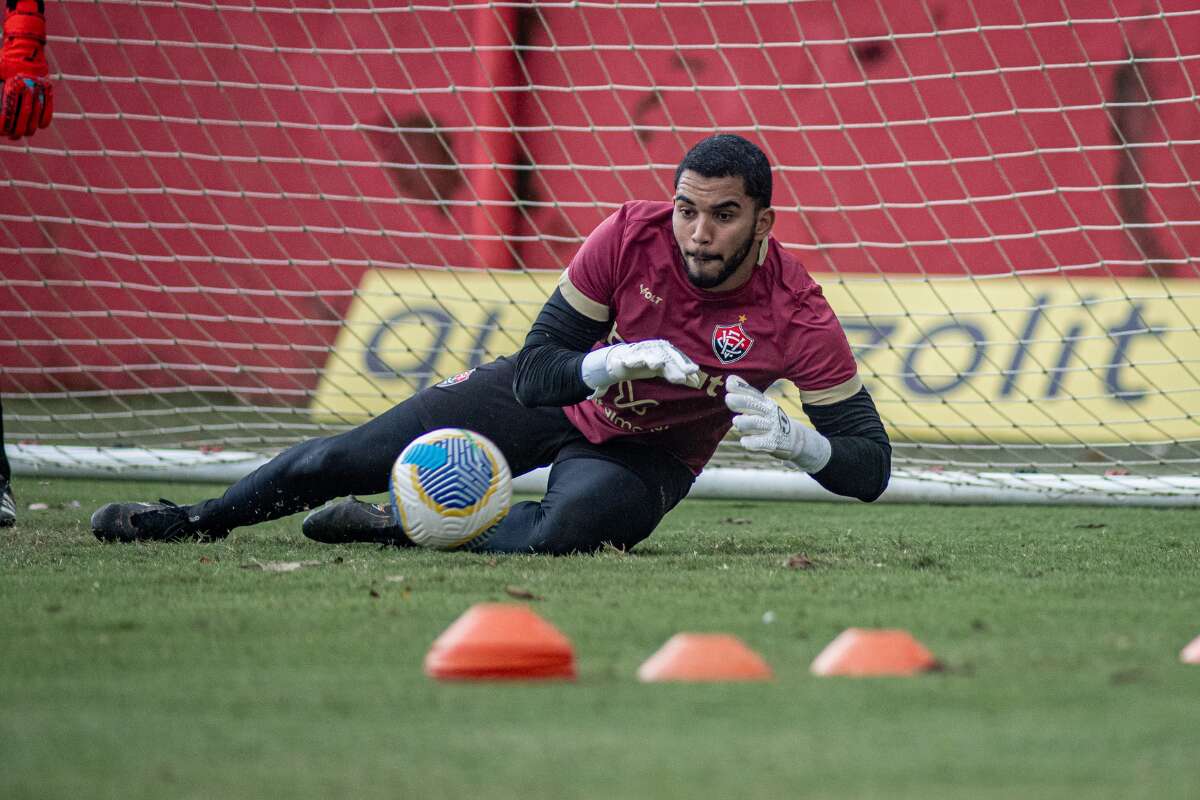 Fluminense faz proposta pelo goleiro Lucas Arcanjo; Vitória analisa