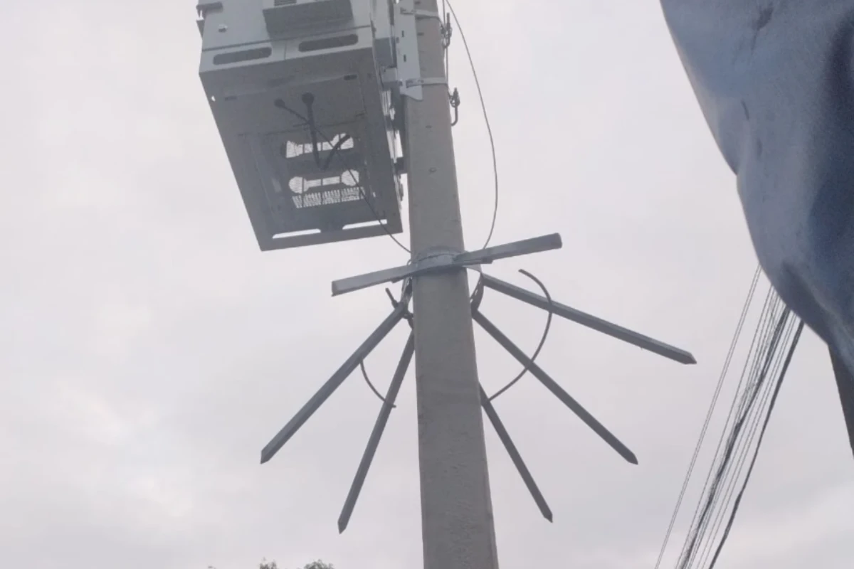 Postes com 'espinhos' para evitar furtos chamam atenção no Rio Vermelho