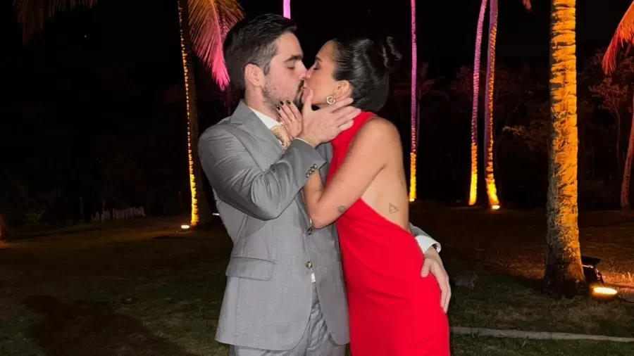 Com direito a mão boba: filho de Faustão posta fotos beijando nova namorada