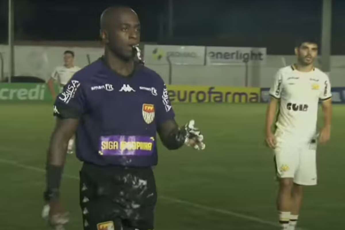 Spray explode em mão de árbitro durante jogo da Copa São Paulo e jogo paralisa