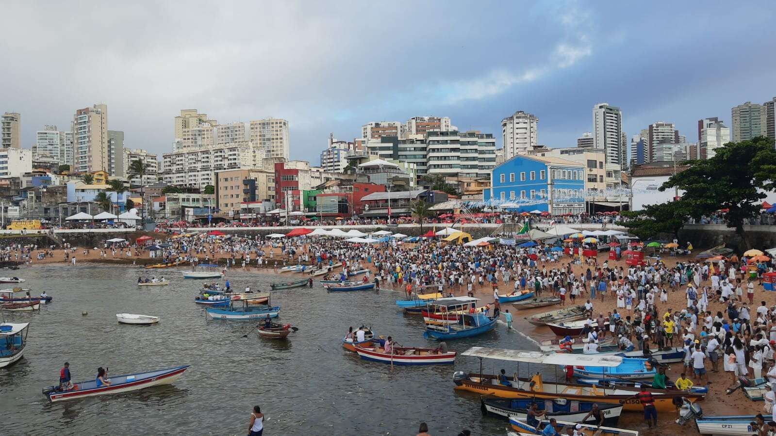 Dia de Iemanjá: baianos e turistas lotam o Rio Vermelho