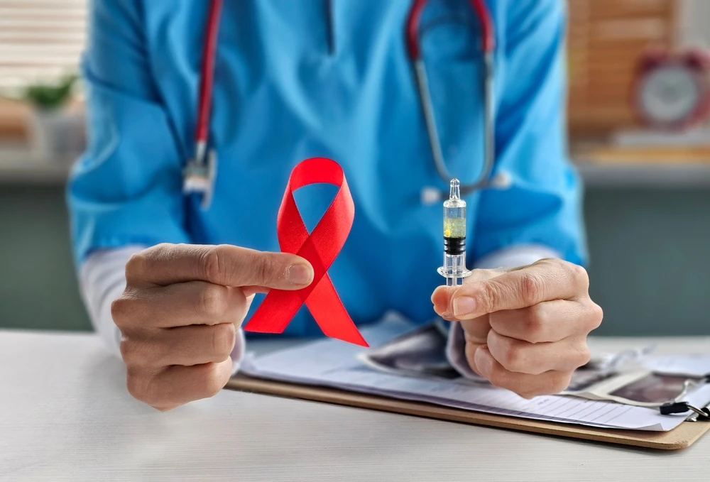 Transmissão pela comida? Infectologista rebate mitos sobre o HIV