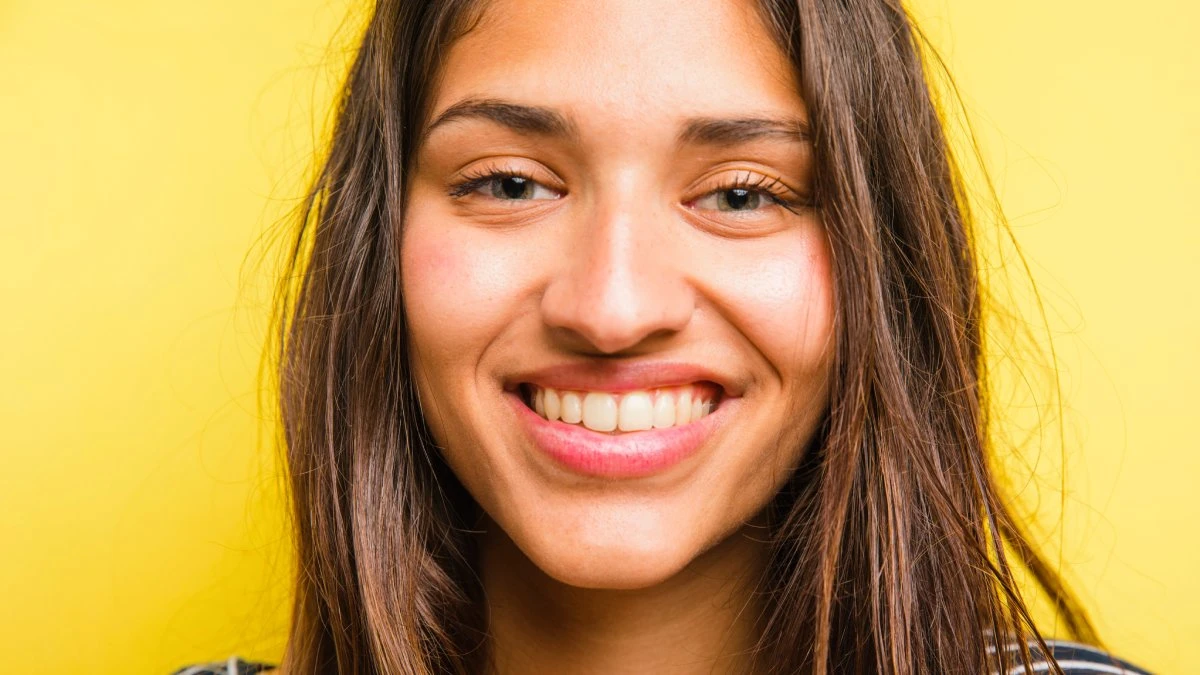 Descubra quando uma pessoa está dando um sorriso falso com esse truque simples