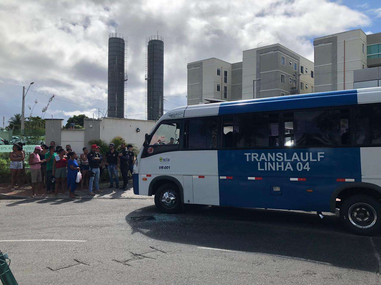 Rodoviário é morto a tiros dentro de ônibus em área de condomínios em Lauro de Freitas