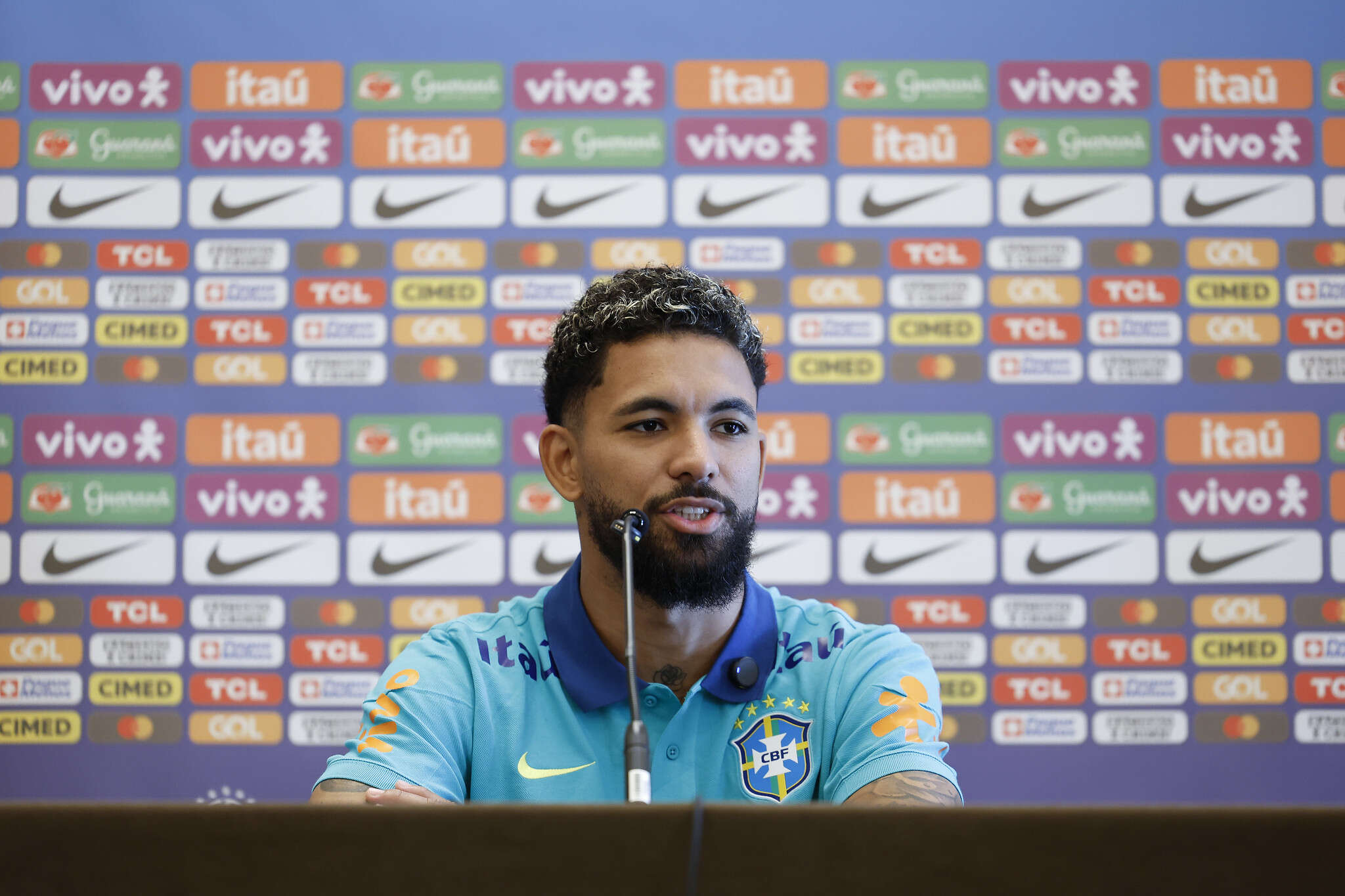 Douglas Luiz vê fragilidade na defesa do Brasil antes da Copa América: 'Temos que nos cobrar mais'