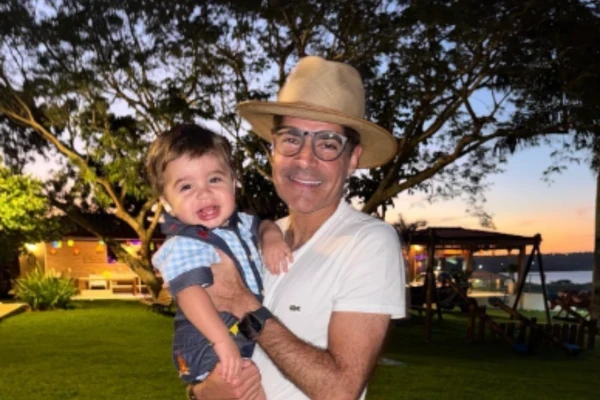 ACM Neto posa com filho em fazenda e celebra primeiro São João do pequeno