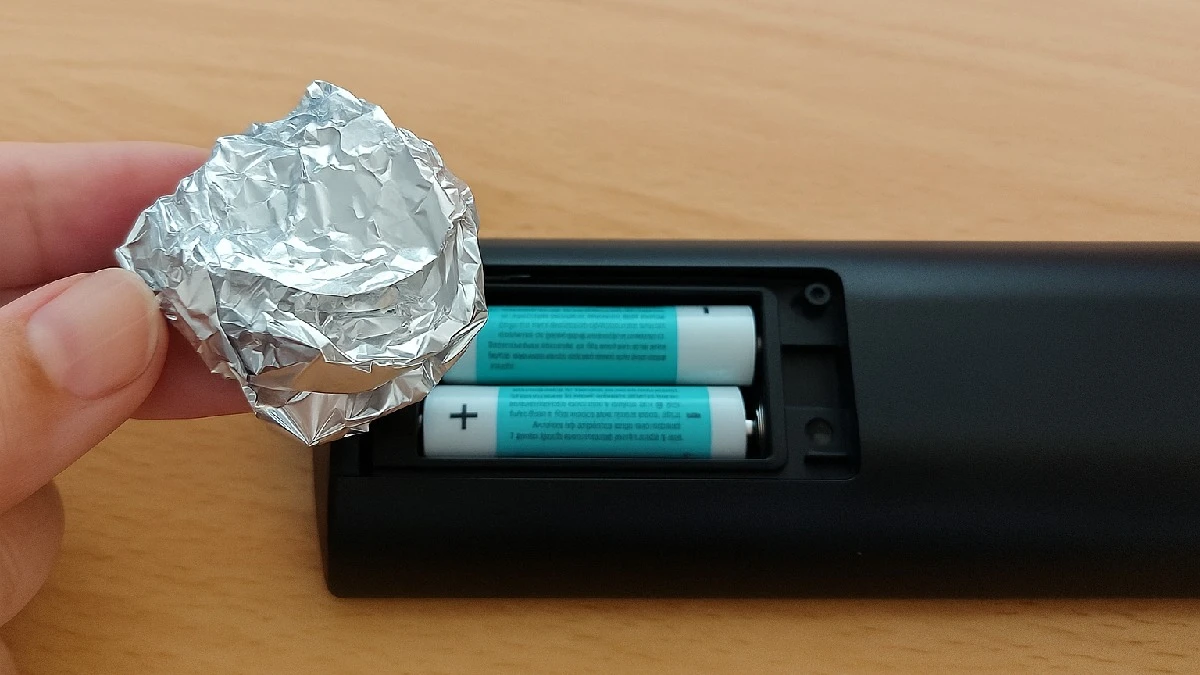 Ficou sem pilha no controle remoto? Saiba como o papel alumínio pode te ajudar