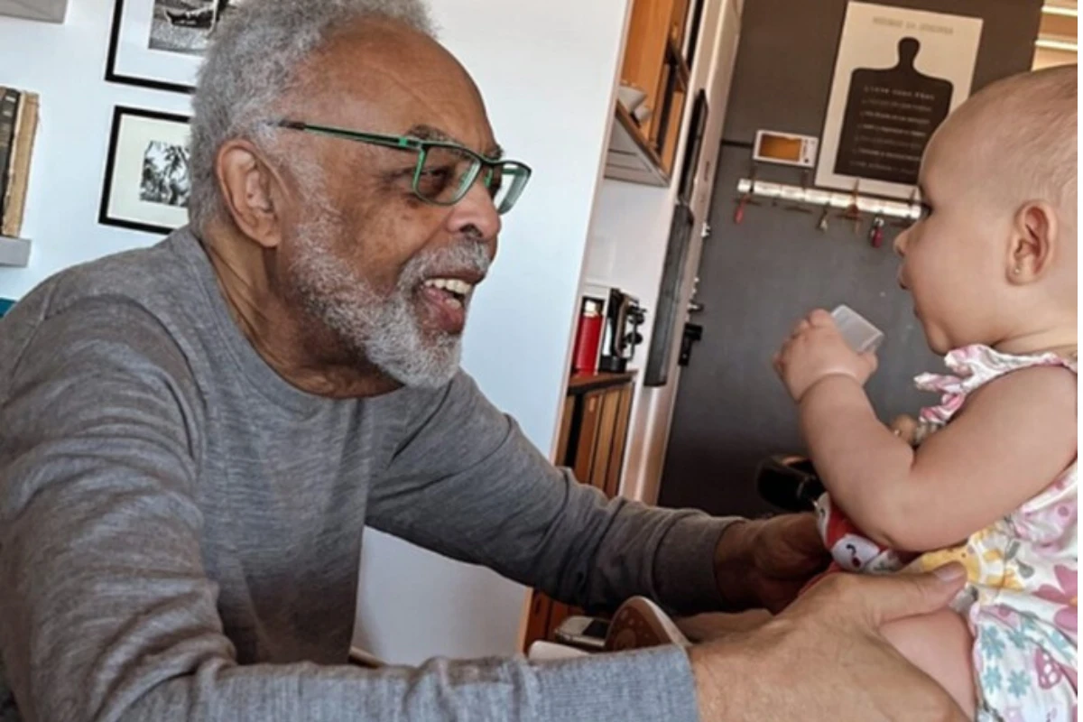 Gilberto Gil exibe momento fofo com a bisneta Aurora: 'Tirando um sorriso do biso'