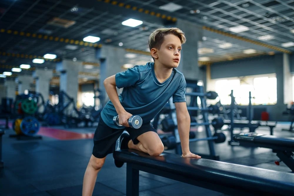 Criança pode fazer musculação ou atrapalha no crescimento?