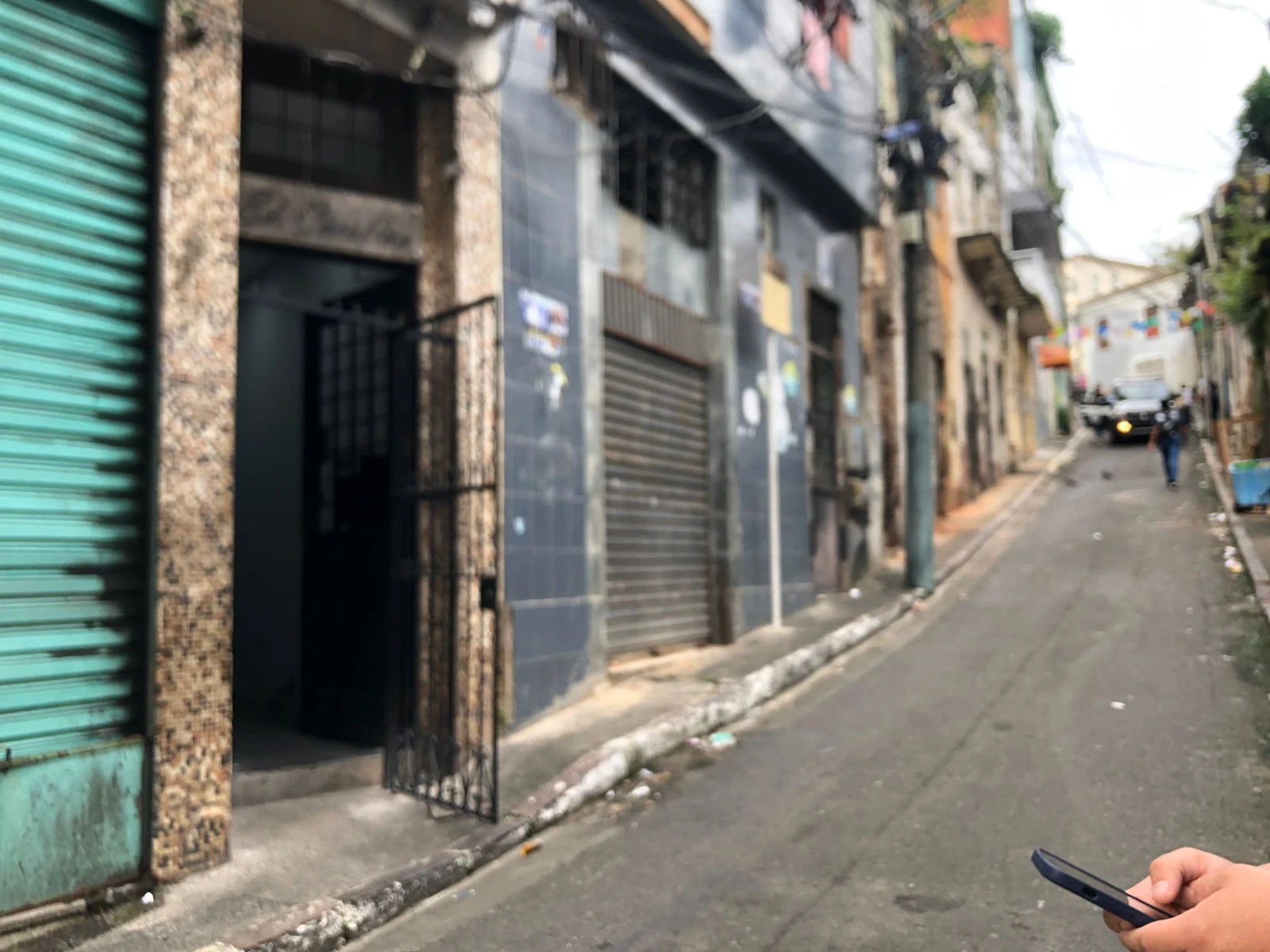 Agente federal matou suspeito e baleou outro em invasão dentro de prédio em Salvador