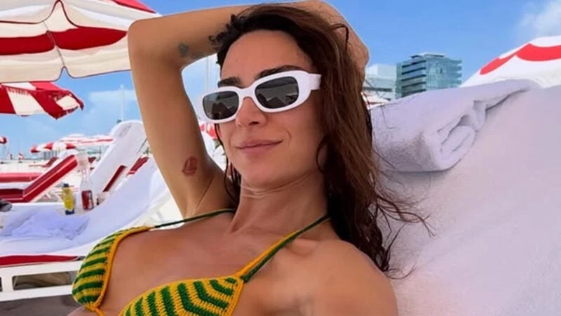 Thaila Ayala posa com biquíni verde e amarelo e chama atenção com tatuagem à mostra