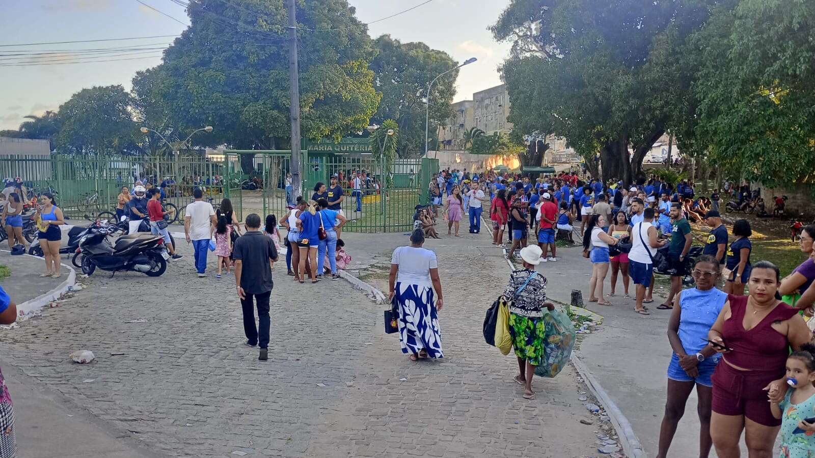 Reta final da votação leva eleitores para colégios de Camaçari