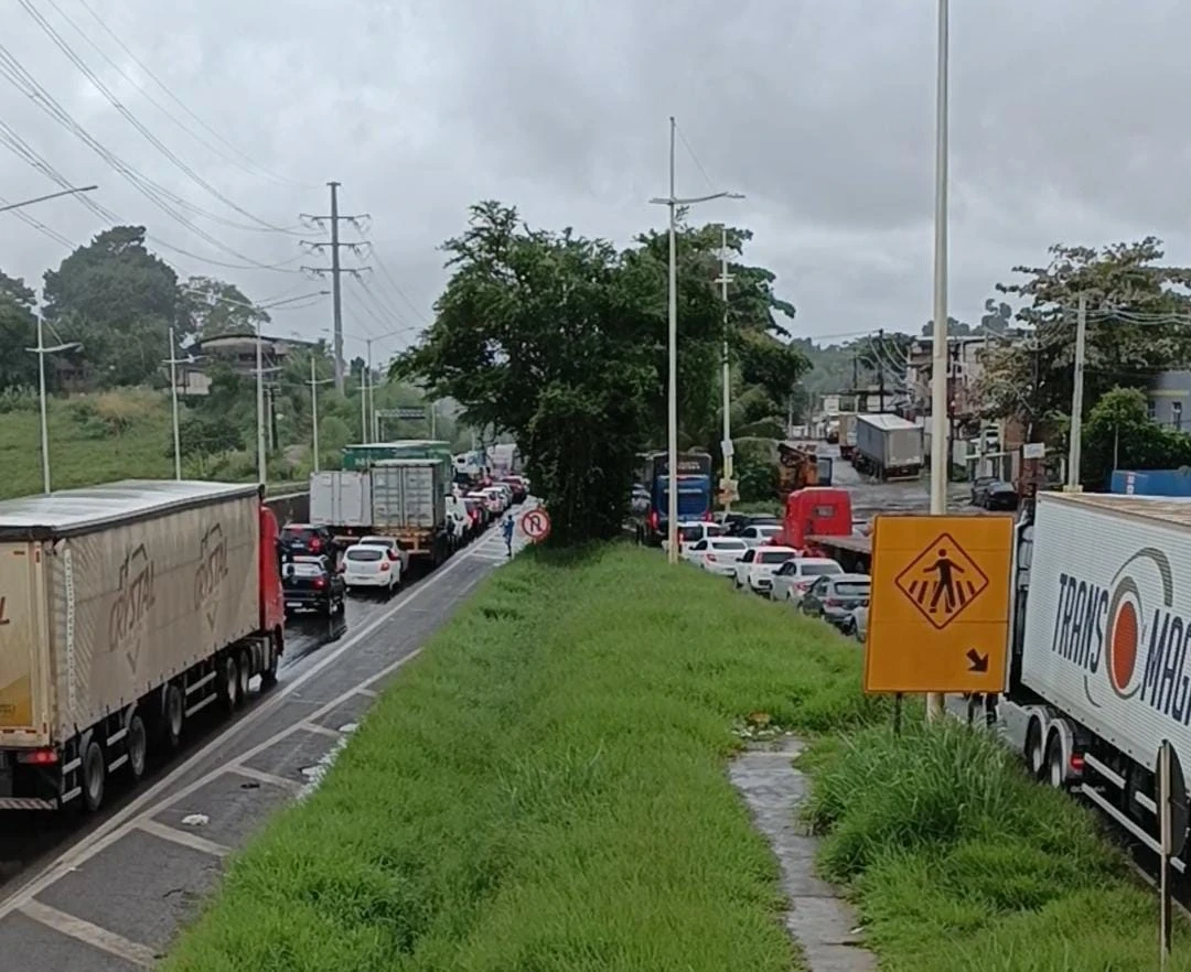 Todo ano a mesma agonia: veja como foi o sufoco pra sair de Salvador pela BR 324