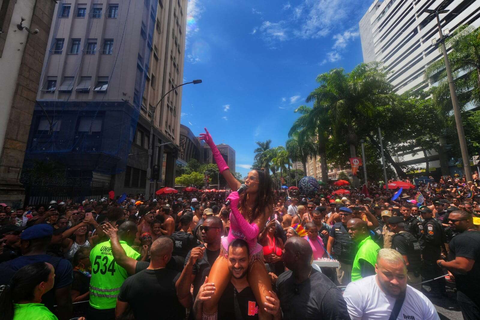 Babado Novo e É o Tchan arrastam multidão no Rio de Janeiro em celebração aos 40 anos da Axé Music