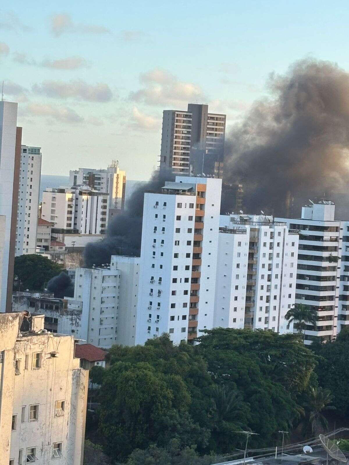 Incêndio atinge supermercado no bairro do Chame-Chame, em Salvador