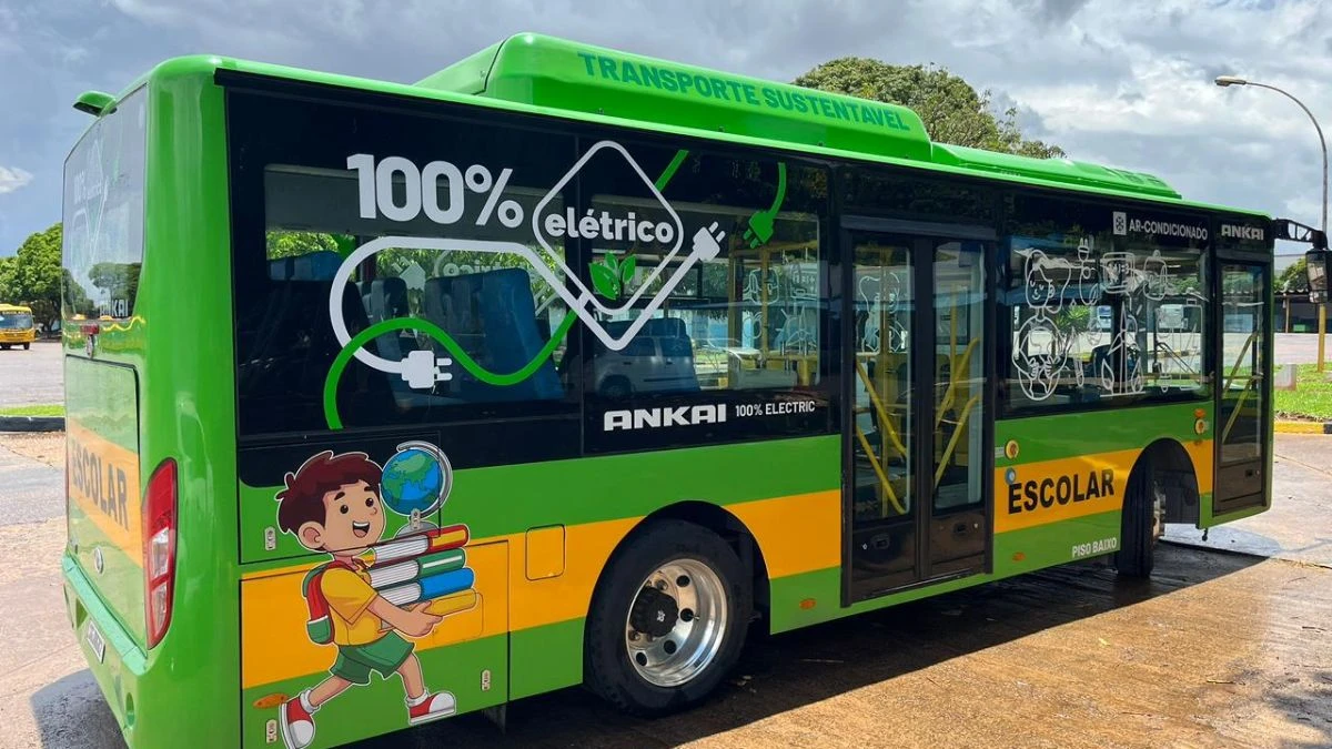 Ônibus escolar 100% elétrico estreia na rede pública e promete reduzir custos em 75%