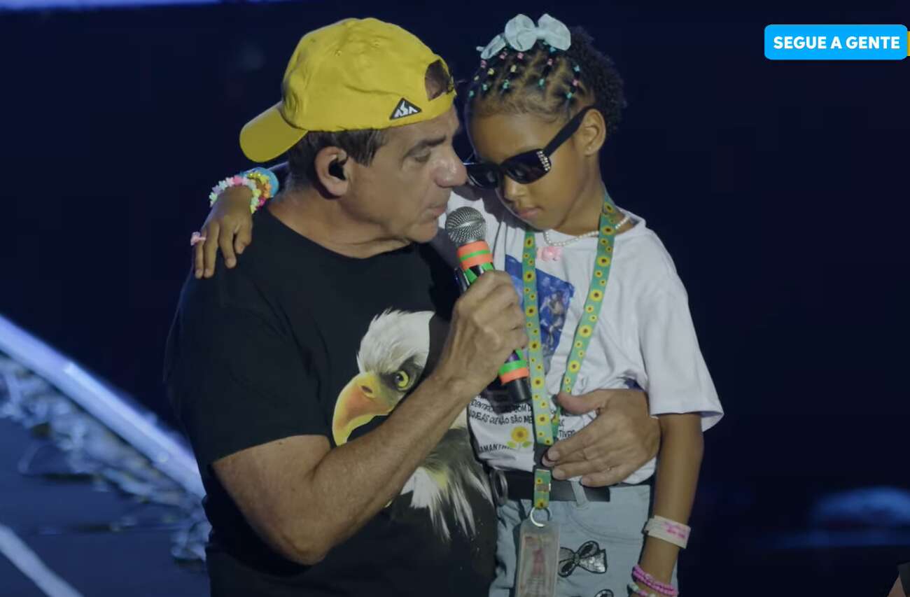 Em dueto inesperado, Durval convida menina para o palco e canta 'Só Fé'