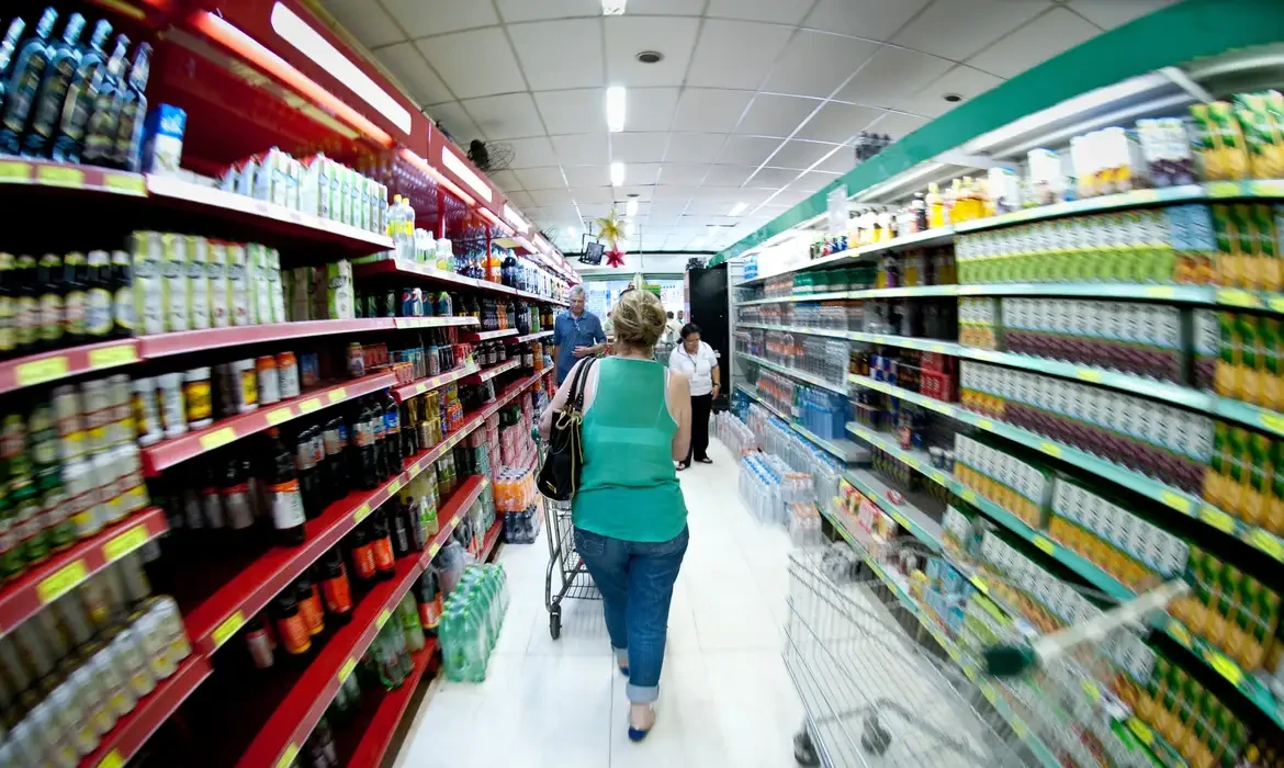 Rede de supermercados pagará R$ 4 mil a cliente que sofreu queda e perdeu a consciência após escorregar