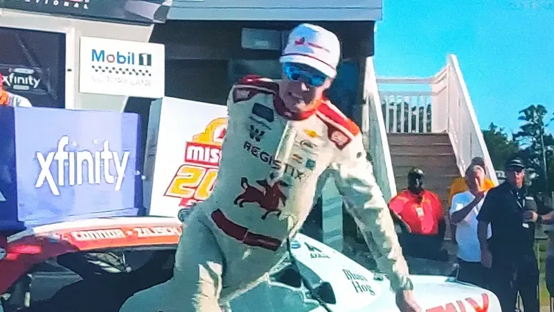 VÍDEO: Piloto da Nascar se desequilibra, bate a cabeça e sofre fatura durante comemoração