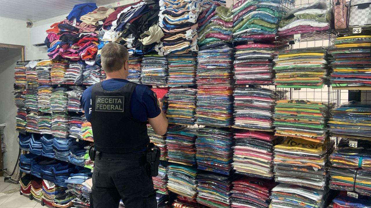 Receita retira R$ 230 mil em peças de roupas falsificadas do comércio de Salvador