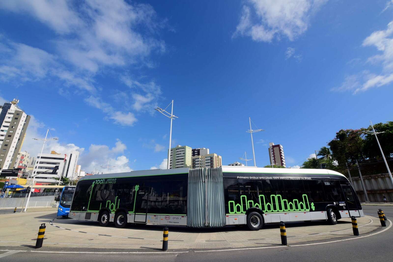 Ônibus com capacidade para mais de 150 passageiros é testado em Salvador