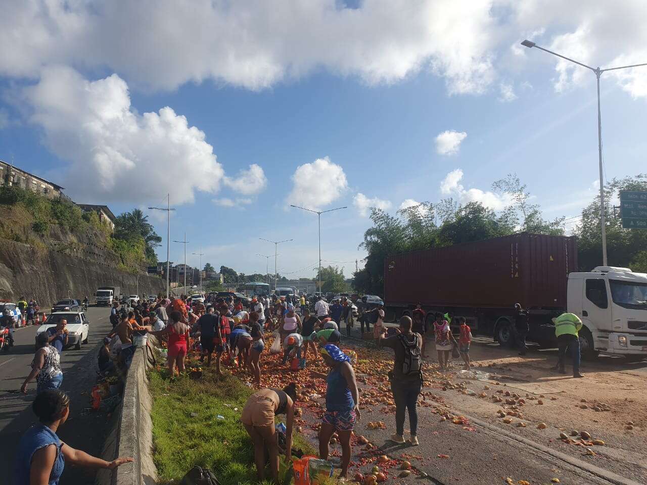 Caminhão de frutas tomba na BR-324 e causa engarrafamento em Salvador