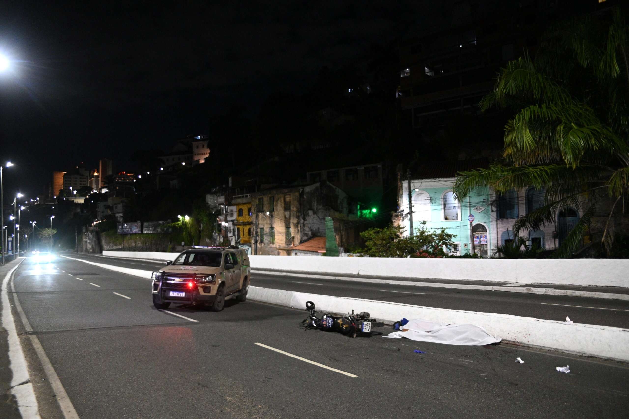 Homens mortos na Av. Contorno foram perseguidos pelos autores do crime