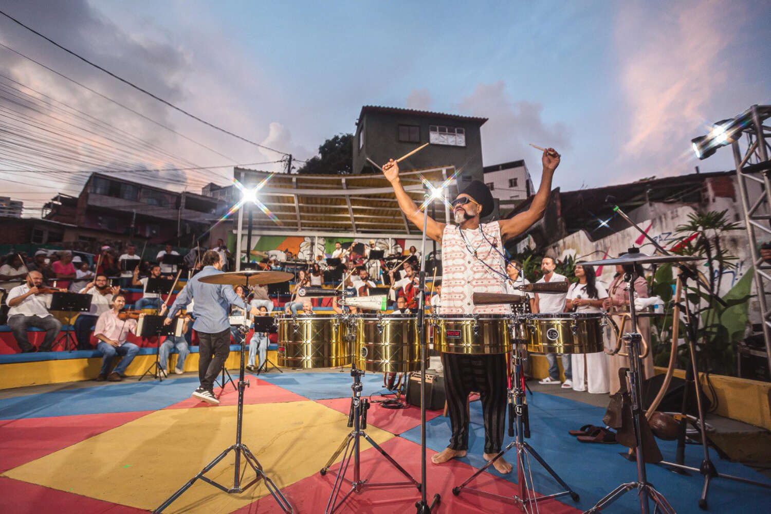 Carlinhos Brown e Orquestra Ouro Preto fazem ensaio aberto no Candeal, em Salvador; veja fotos