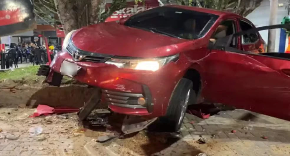 Motorista invade calçada de praça e atropela sete pessoas na Bahia